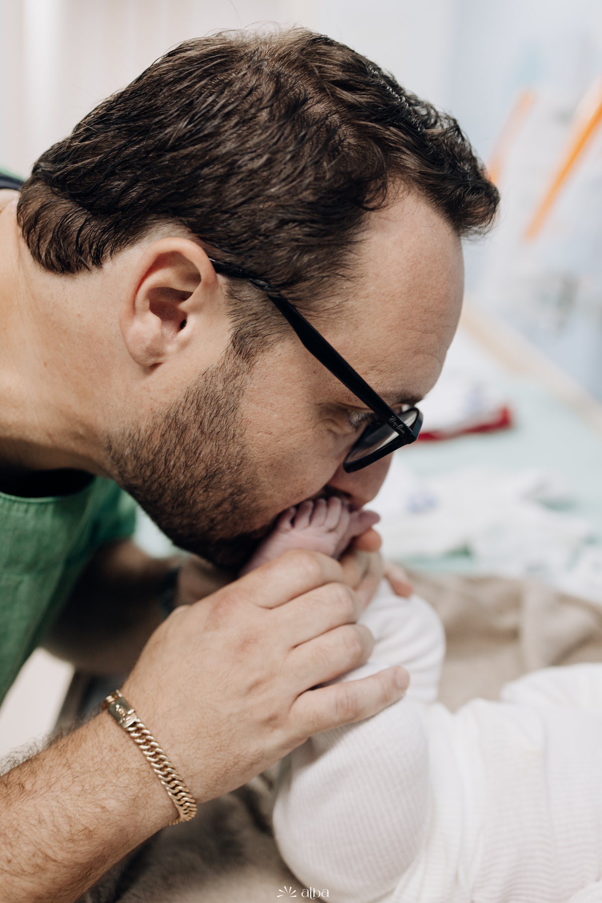 Pai beija os pezinhos da recém-nascida Amália no Hospital Bruno Born, em Lajeado/RS — foto feita pelo Alba Estúdio.