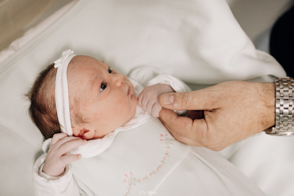Mãozinha da Amália segurando o dedo de um familiar no Hospital Bruno Born, em Lajeado/RS — foto do Alba Estúdio.
