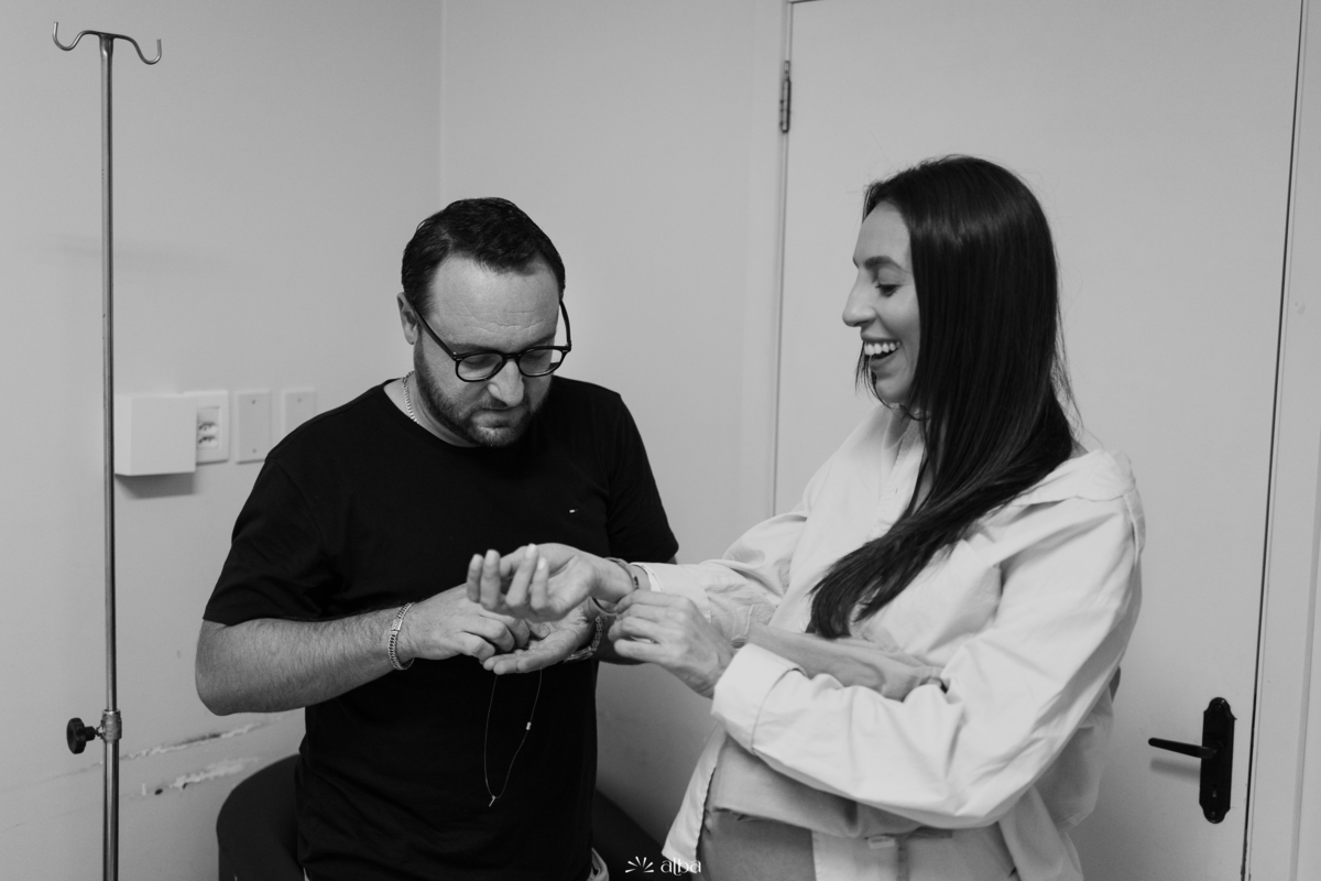 Pais se preparando no quarto do Hospital Bruno Born, em Lajeado/RS, antes do nascimento da Amália. Foto feita pelo Alba Estúdio.