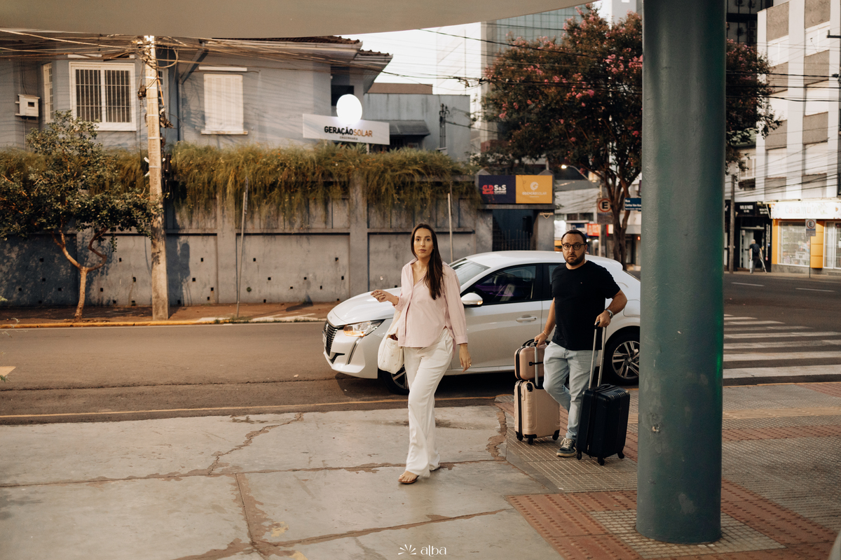 Casal chegando ao Hospital Bruno Born para o nascimento da Amália, em Lajeado/RS. Foto feita pelo Alba Estúdio.