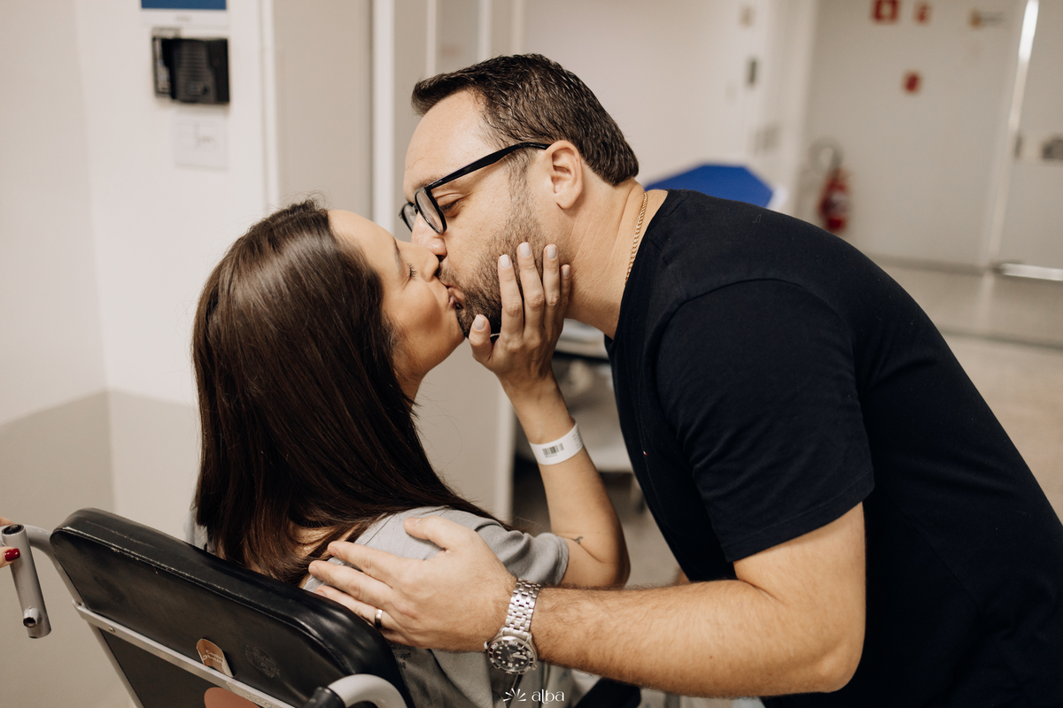 Beijo do casal no Hospital Bruno Born, em Lajeado/RS, instantes antes do nascimento da Amália. Foto feita pelo Alba Estúdio.