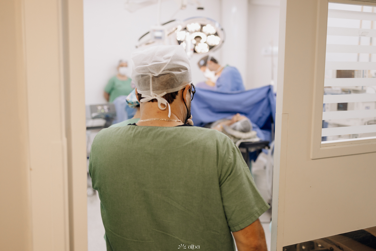 Pai entrando no centro cirúrgico do Hospital Bruno Born, em Lajeado/RS, para acompanhar o nascimento da Amália. Foto feita pelo Alba Estúdio.
