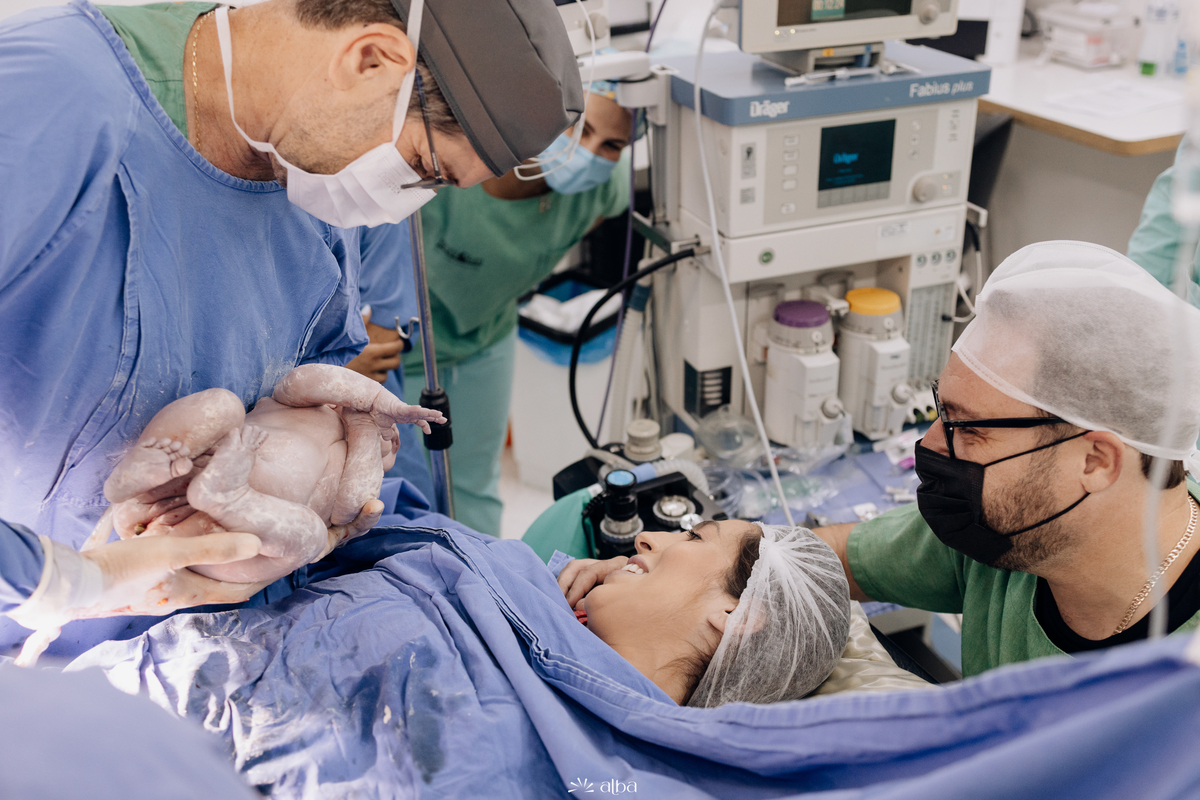 Primeiro encontro com a recém-nascida Amália na sala de parto do Hospital Bruno Born, em Lajeado/RS. Foto feita pelo Alba Estúdio.