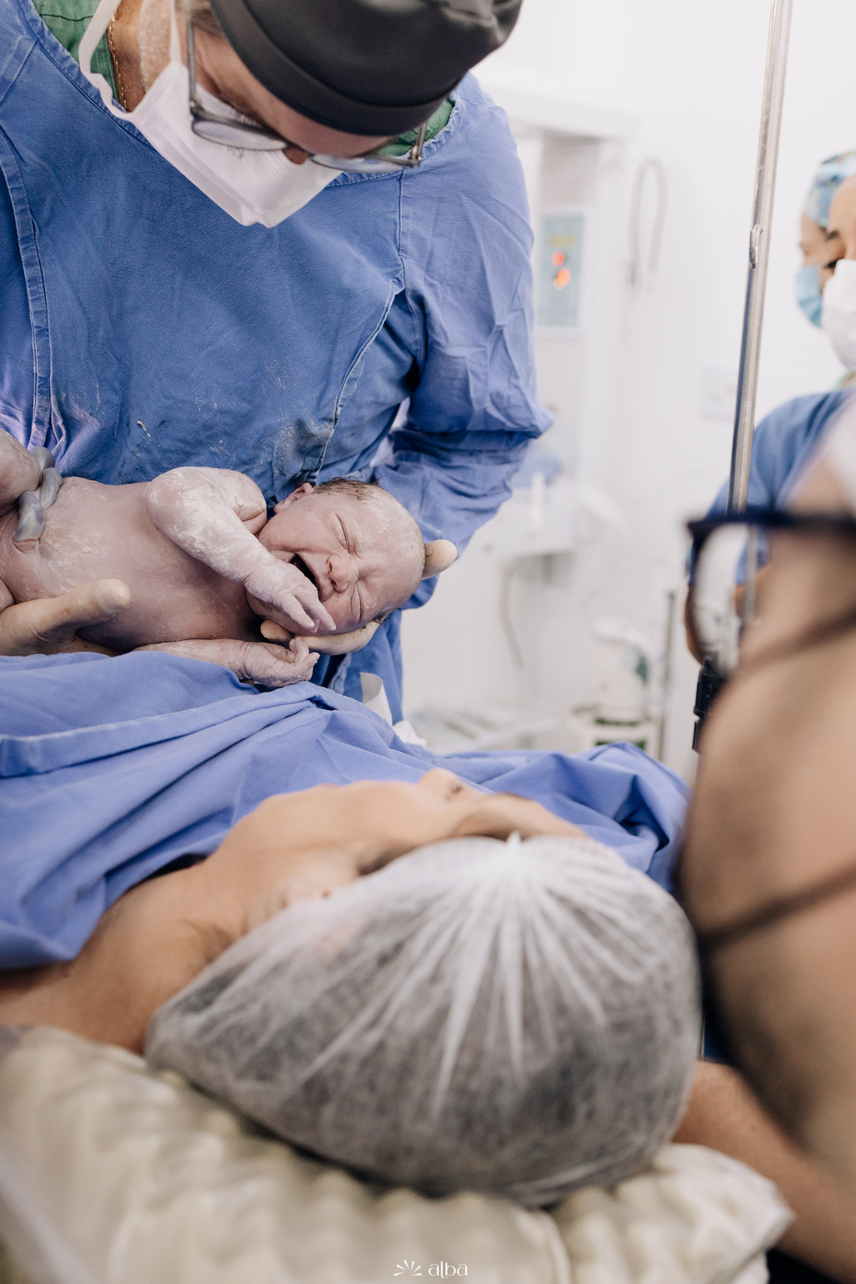 Médico apresenta a recém-nascida Amália à mãe durante o parto no Hospital Bruno Born, em Lajeado/RS. Foto feita pelo Alba Estúdio.