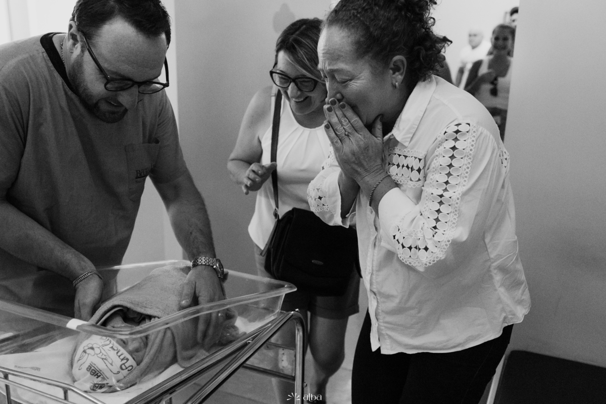 Família se emociona ao conhecer a Amália no berçário do Hospital Bruno Born, em Lajeado/RS — foto feita pelo Alba Estúdio.