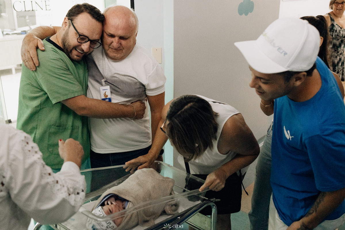 Pai e familiares observam a Amália no berçário do Hospital Bruno Born, em Lajeado/RS — foto feita pelo Alba Estúdio.