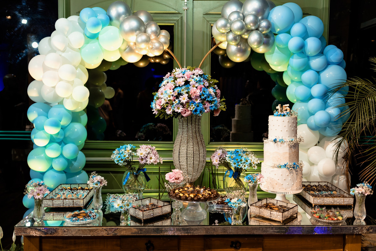 Mesa do bolo e decoração azul e prata no aniversário de 15 anos da Manu na Villa Bosco, em Lajeado/RS — foto do Alba Estúdio.