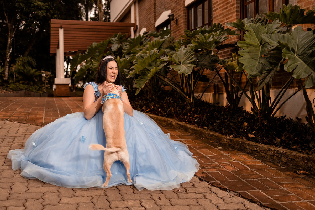 Manu brincando com o cachorro durante o ensaio de 15 anos na Villa Bosco, Lajeado/RS — foto do Alba Estúdio.