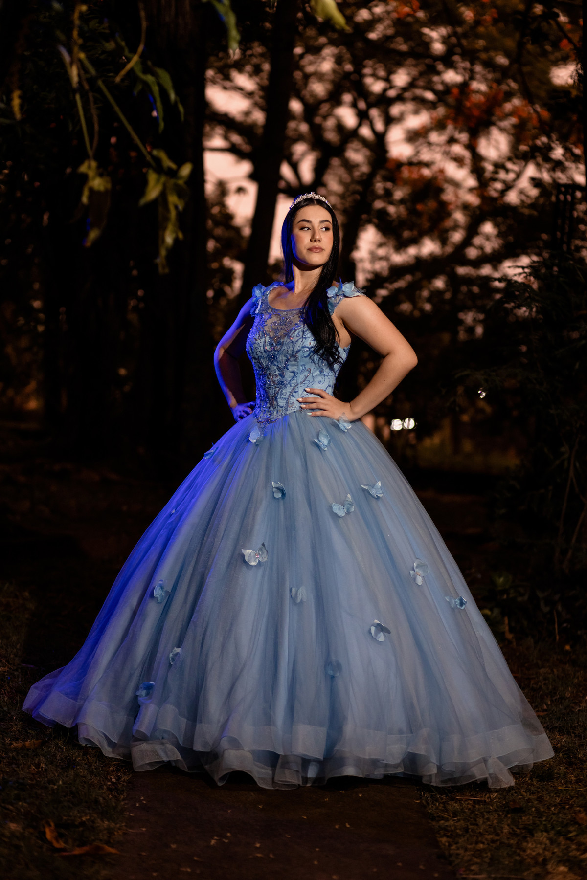 Retrato noturno da debutante Manu em vestido azul no ensaio na Villa Bosco, em Lajeado/RS — fotografia do Alba Estúdio.