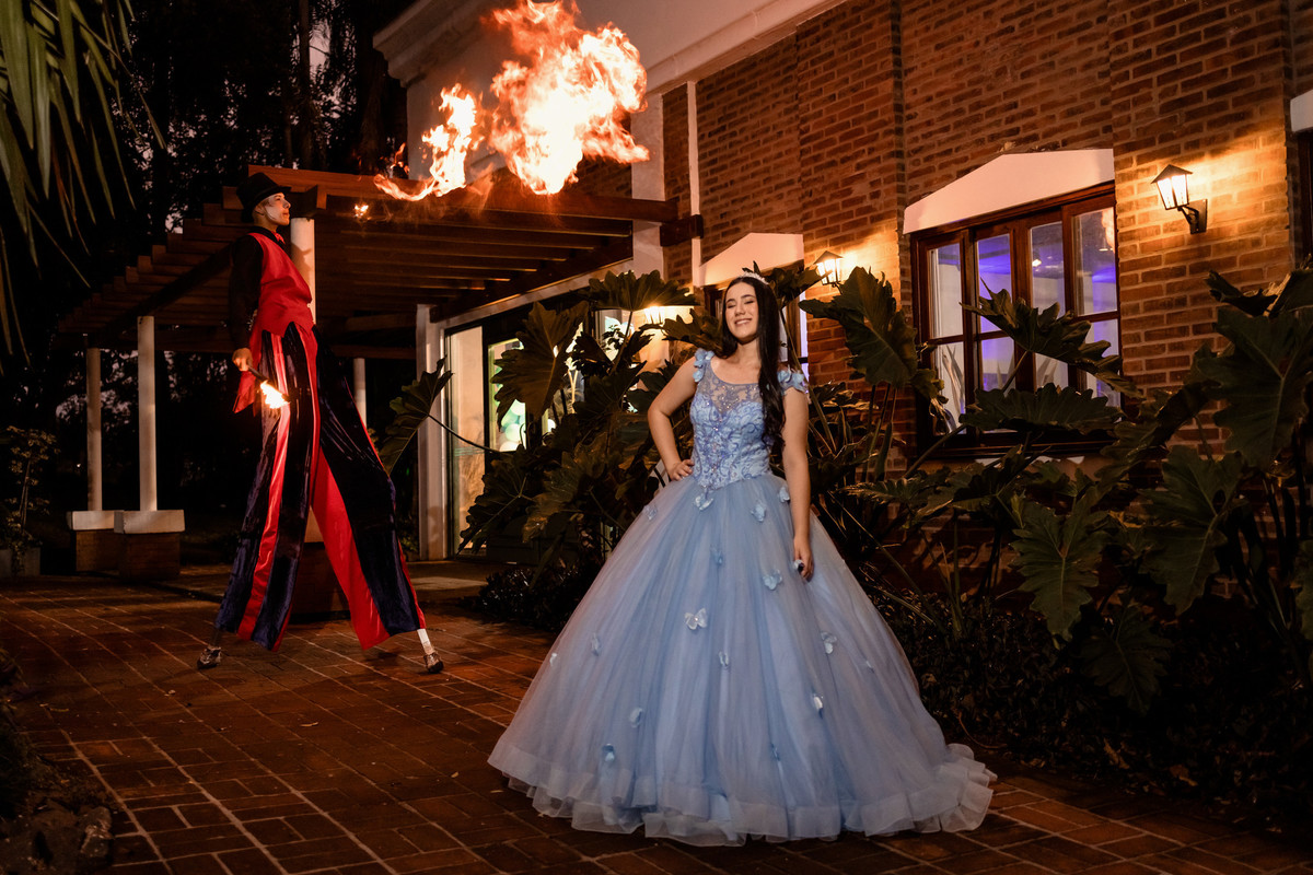 Performance de fogo com a debutante Manu no aniversário de 15 anos na Villa Bosco, Lajeado/RS — registro do Alba Estúdio.