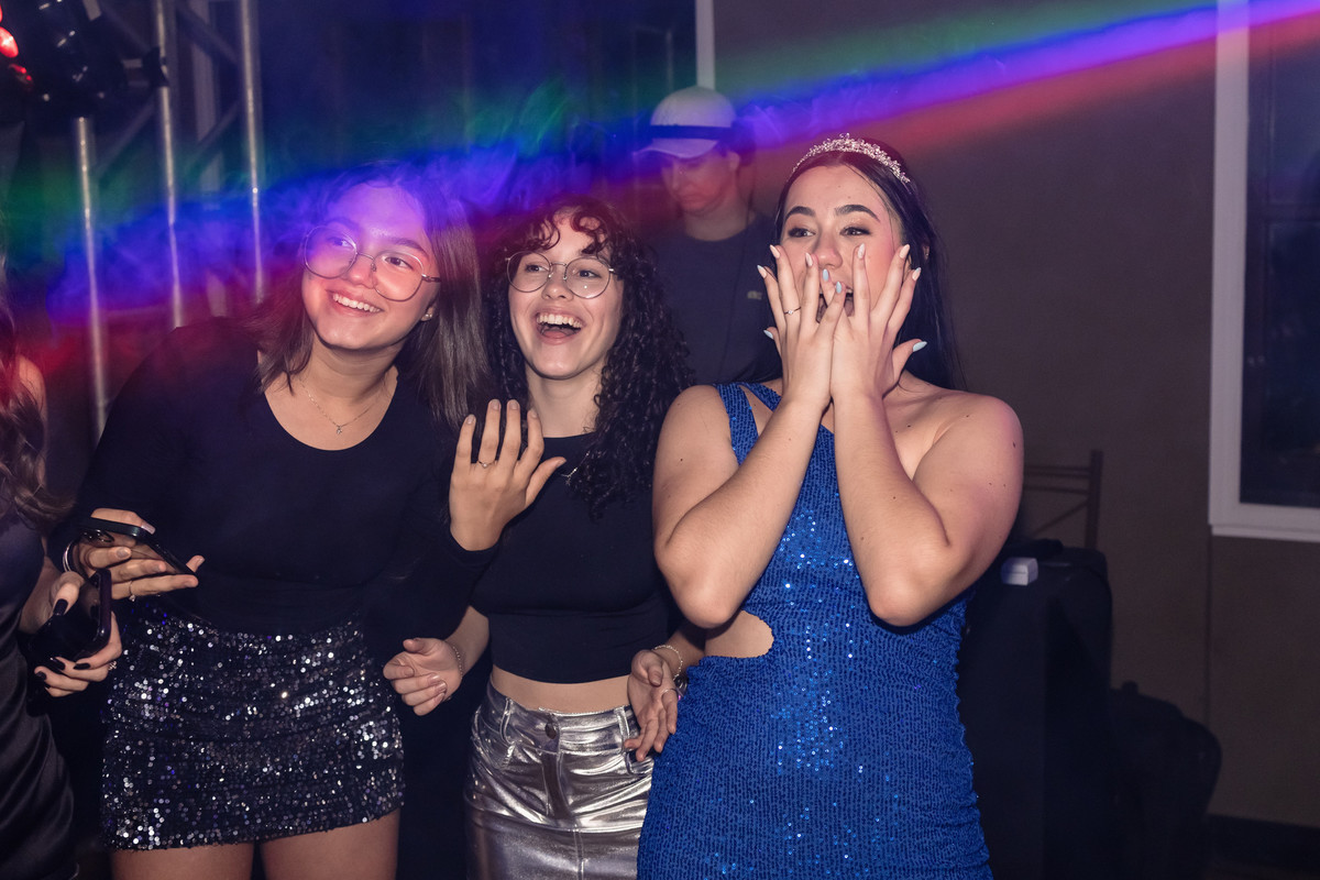 Momento de emoção da Manu com amigas na festa de 15 anos na Villa Bosco, em Lajeado/RS — fotografia do Alba Estúdio.