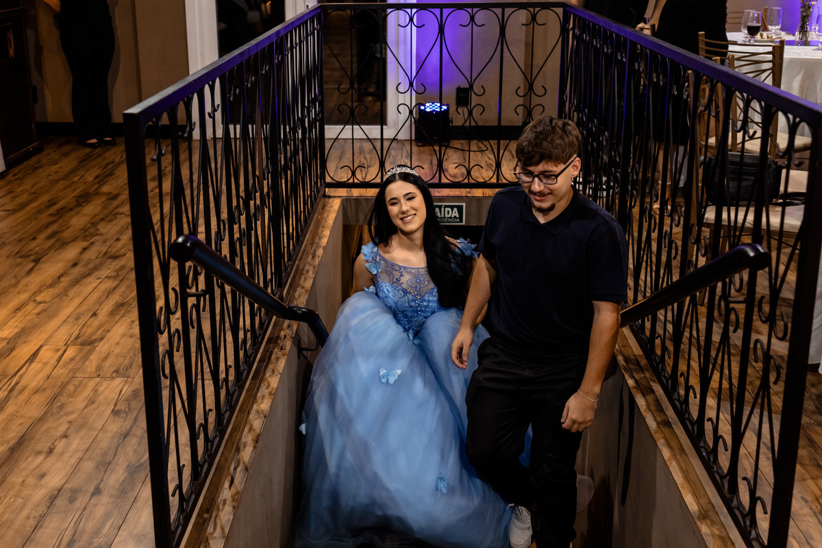 Emanuelle (Manu) na escadaria com acompanhante na festa de 15 anos na Villa Bosco, em Lajeado, fotos pelo Alba Estúdio.