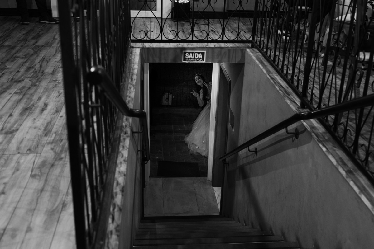 Debutante Emanuelle (Manu) em foto divertida nos bastidores da Villa Bosco, em Lajeado, fotografada pelo Alba Estúdio.