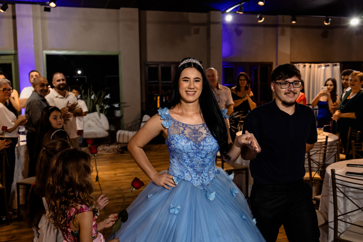 Entrada da debutante Emanuelle (Manu) com convidados aplaudindo na Villa Bosco, em Lajeado, fotografada pelo Alba Estúdio.