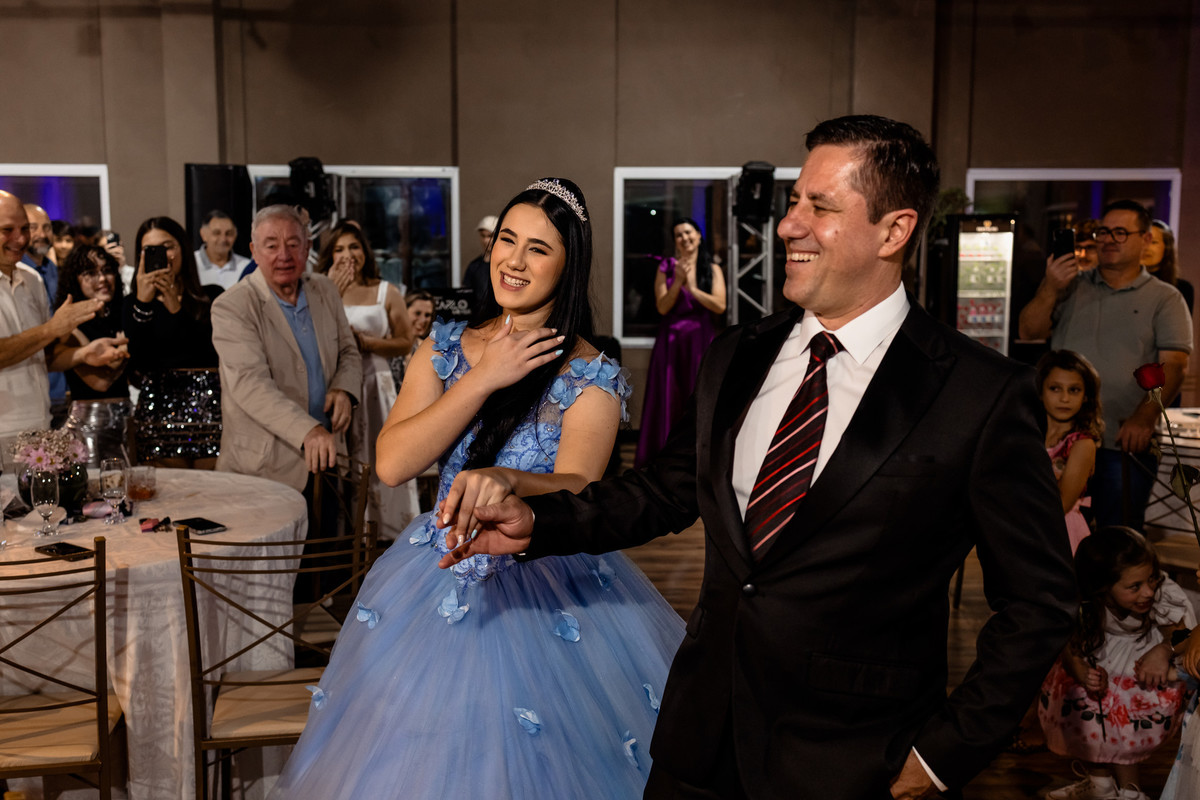 Emanuelle (Manu) entrando com o pai na festa de 15 anos na Villa Bosco, em Lajeado, fotos feitas pelo Alba Estúdio.