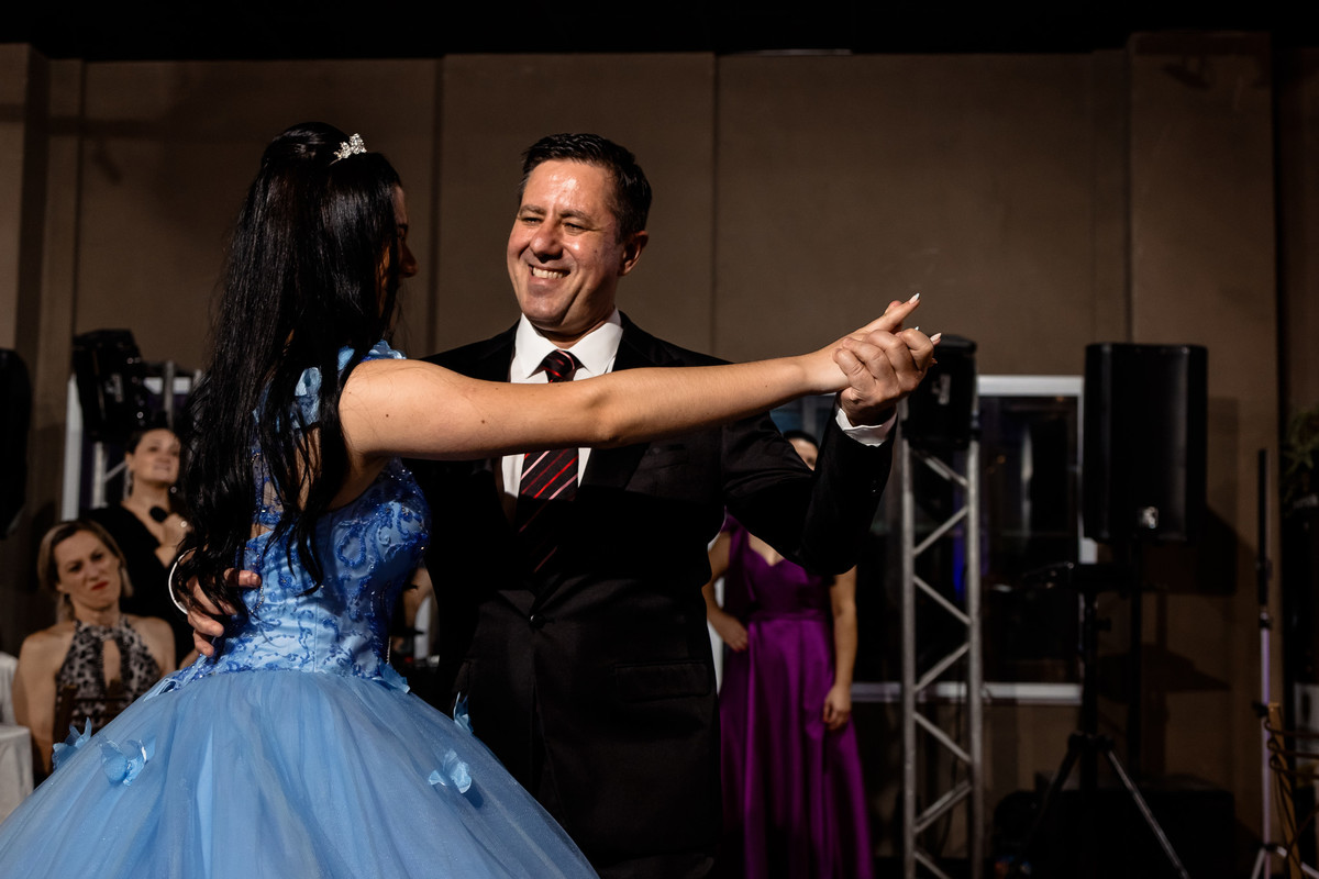 Momento da dança entre Emanuelle (Manu) e o pai na Villa Bosco, em Lajeado, fotografado pelo Alba Estúdio.