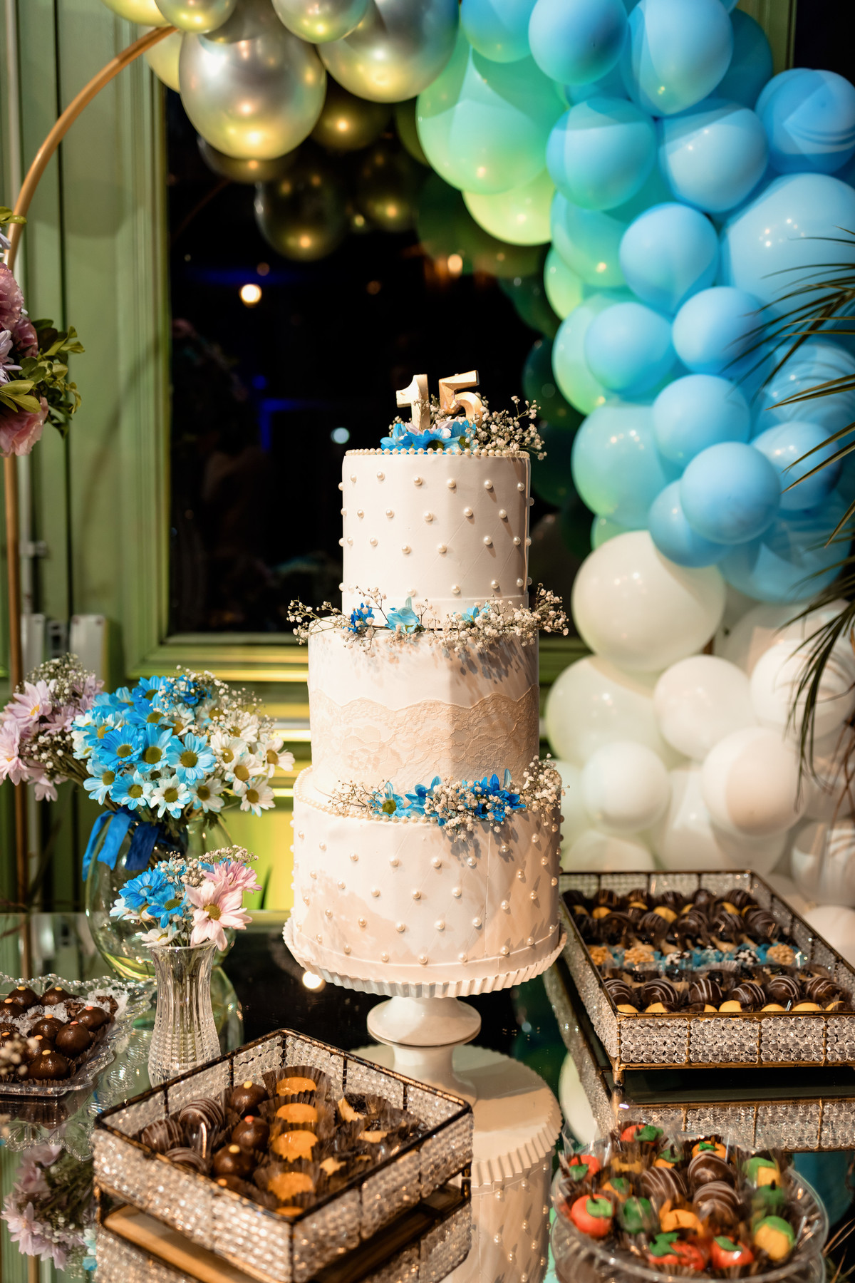 Bolo de 15 anos com flores azuis e balões na Villa Bosco, em Lajeado/RS — aniversário da Manu fotografado pelo Alba Estúdio.