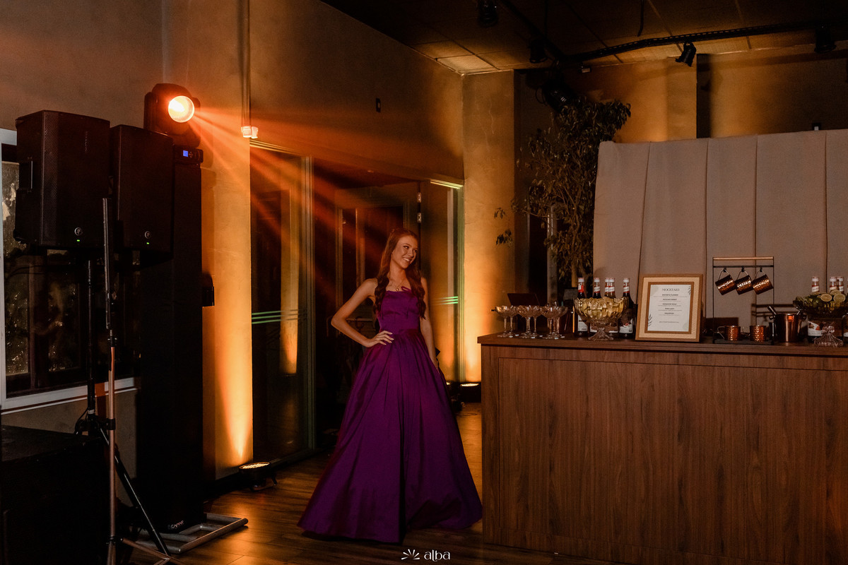 Entrada da debutante Valentina na festa de 15 anos na Villa Bosco em Lajeado fotografada pelo Alba Estúdio