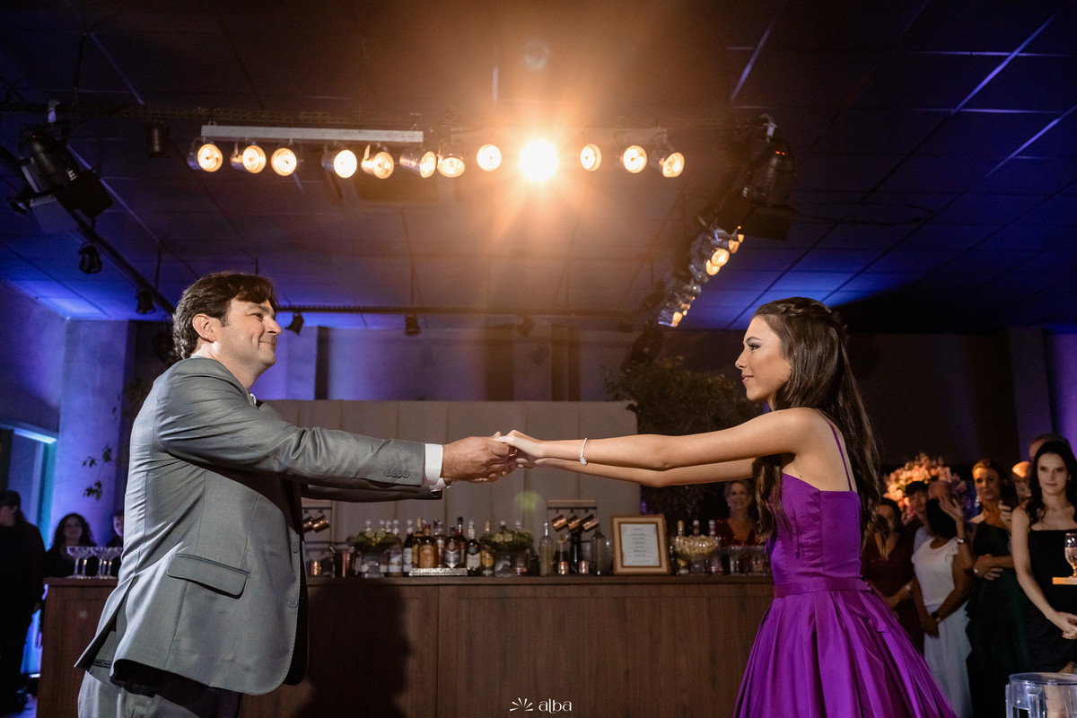 Momento especial da festa de 15 anos da Valentina na Villa Bosco em Lajeado registrado pelo Alba Estúdio