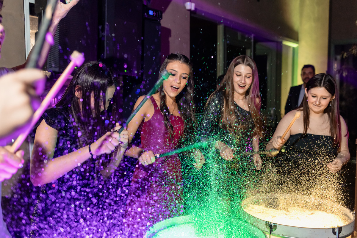 Valentina e amigas na ação com tambores e pó colorido na festa de 15 anos na Villa Bosco, em Lajeado, foto do Alba Estúdio