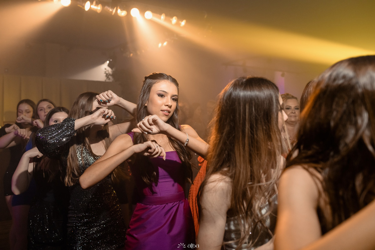 Valentina dançando com as amigas na pista do aniversário de 15 anos na Villa Bosco, em Lajeado, foto do Alba Estúdio.