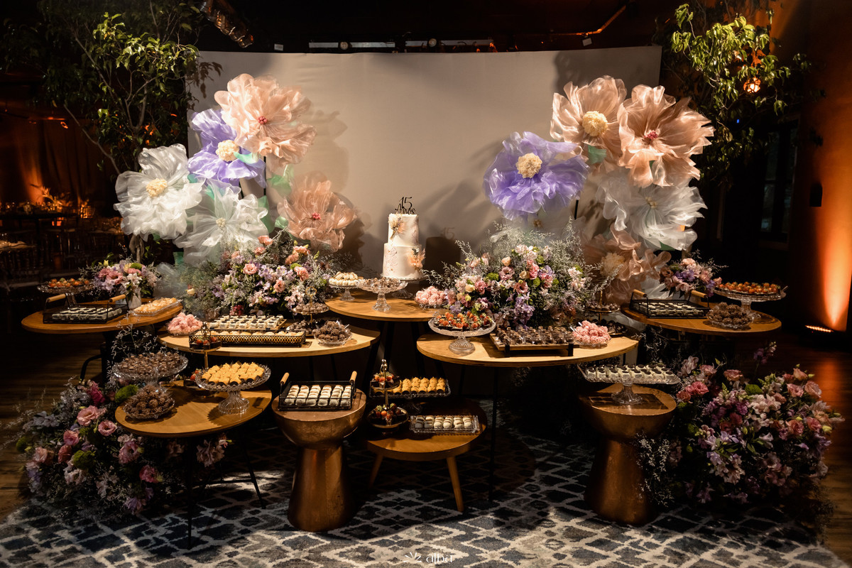 Mesa do bolo da festa de 15 anos da Valentina na Villa Bosco em Lajeado – Alba Estúdio