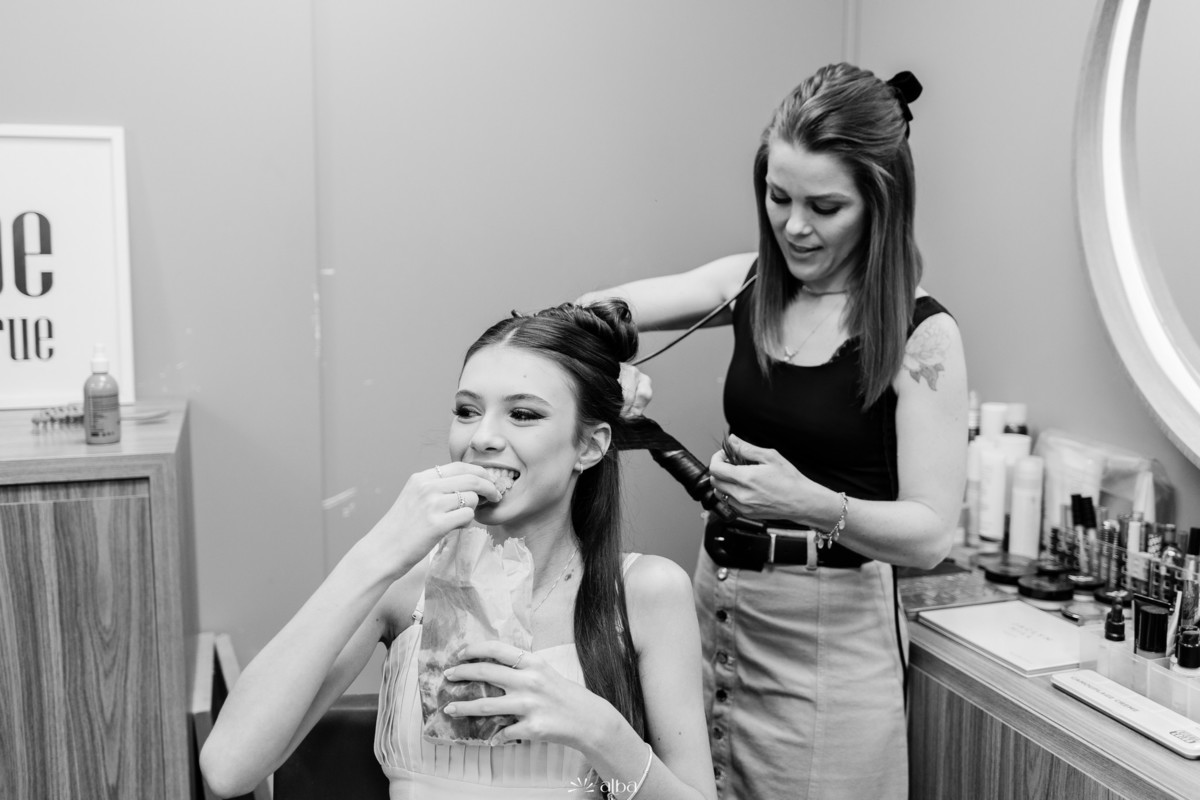 Detalhes do making of da debutante Valentina na Villa Bosco em Lajeado – Alba Estúdio