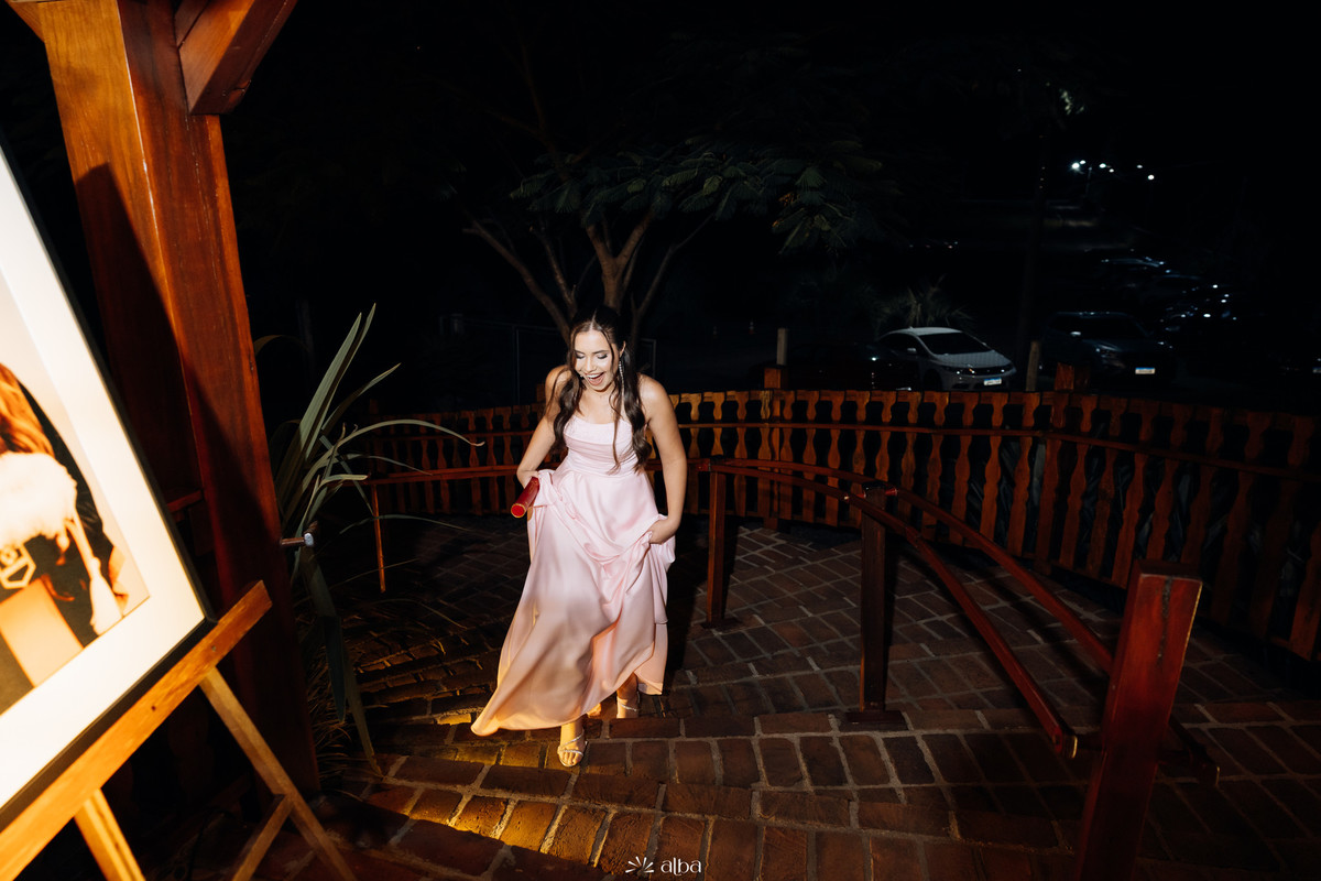 Ana Pellini subindo as escadas durante sua festa de formatura na Casa Irmando, em Lajeado, fotografada pelo Alba Estúdio.