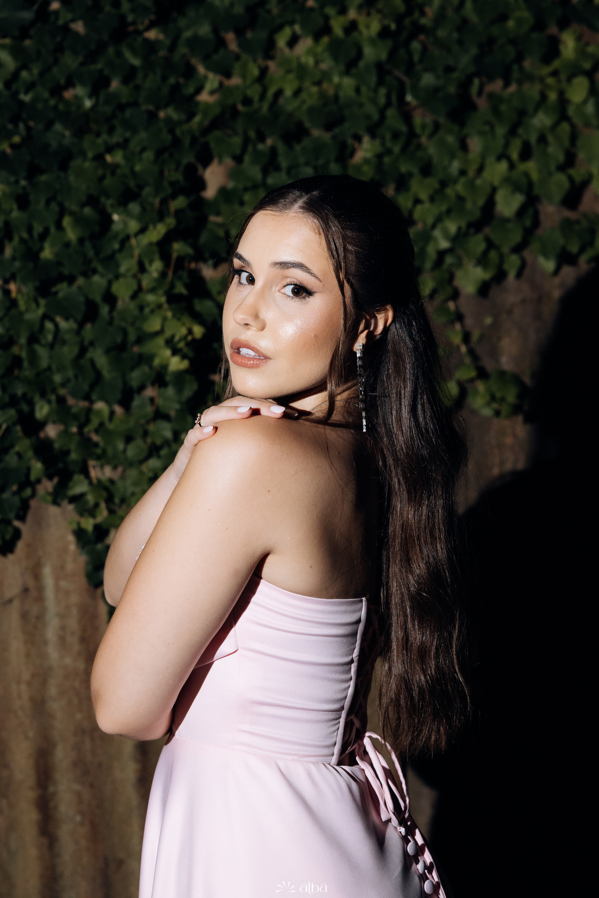 Ana Pellini em retrato noturno na Casa Irmando, em Lajeado, durante sua festa de formatura, pelo Alba Estúdio.