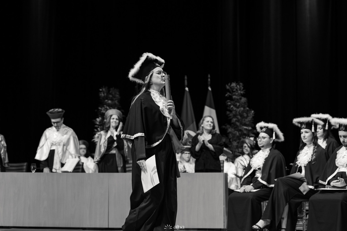 Milena discursando durante cerimônia de formatura na Univates, em Lajeado, em foto preto e branco pelo Alba Estúdio.