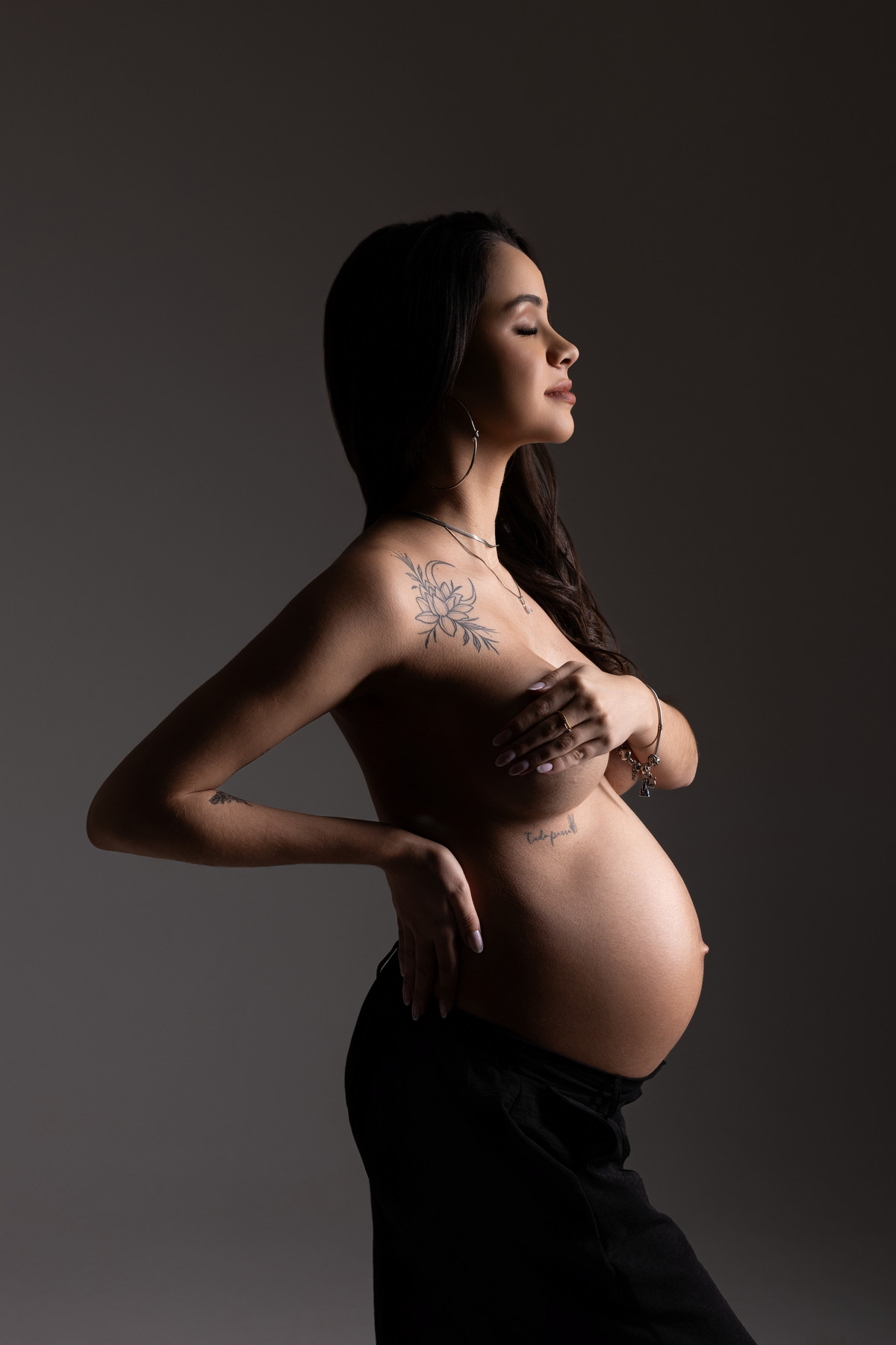 Ensaio gestante criativo em preto e branco com casal em pose divertida e romântica, celebrando a espera pelo bebê. Fotografia do Alba Estúdio em Lajeado, RS.