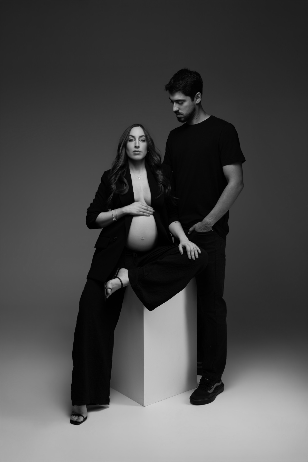 Ensaio gestante elegante de casal, com looks pretos, pose editorial e fotografia em preto e branco na espera por Pietro. Retrato produzido pelo Alba Estúdio em Lajeado, RS.