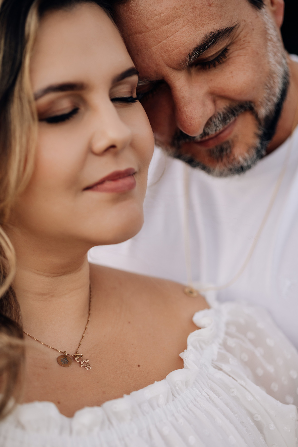 Retrato fechado e delicado do casal durante a espera pelo bebê | Ensaio gestante com conexão e afeto pelo Alba Estúdio em Lajeado.