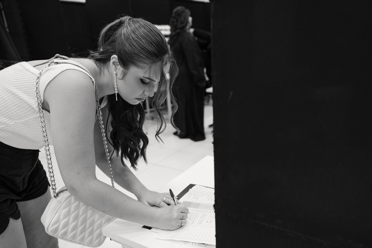 Ana Pellini realizando o credenciamento antes da cerimônia de formatura na Univates, em Lajeado RS | Cobertura completa pelo Alba Estúdio.