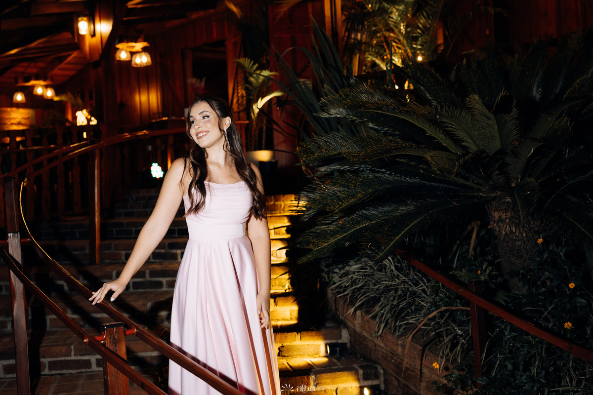 Ana Pellini com vestido de festa rosa em retrato noturno na Casa Irmando, em Lajeado RS | Cobertura completa de formatura pelo Alba Estúdio.