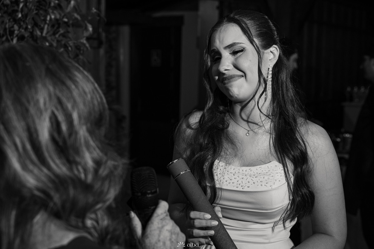 Momento emocionante da entrega do diploma durante a festa de formatura de Ana Pellini na Casa Irmando.