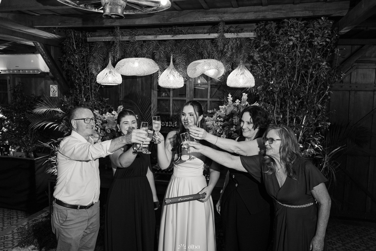 Ana Pellini brindando com a família durante sua festa de formatura na Casa Irmando | Fotografia de eventos Alba Estúdio.