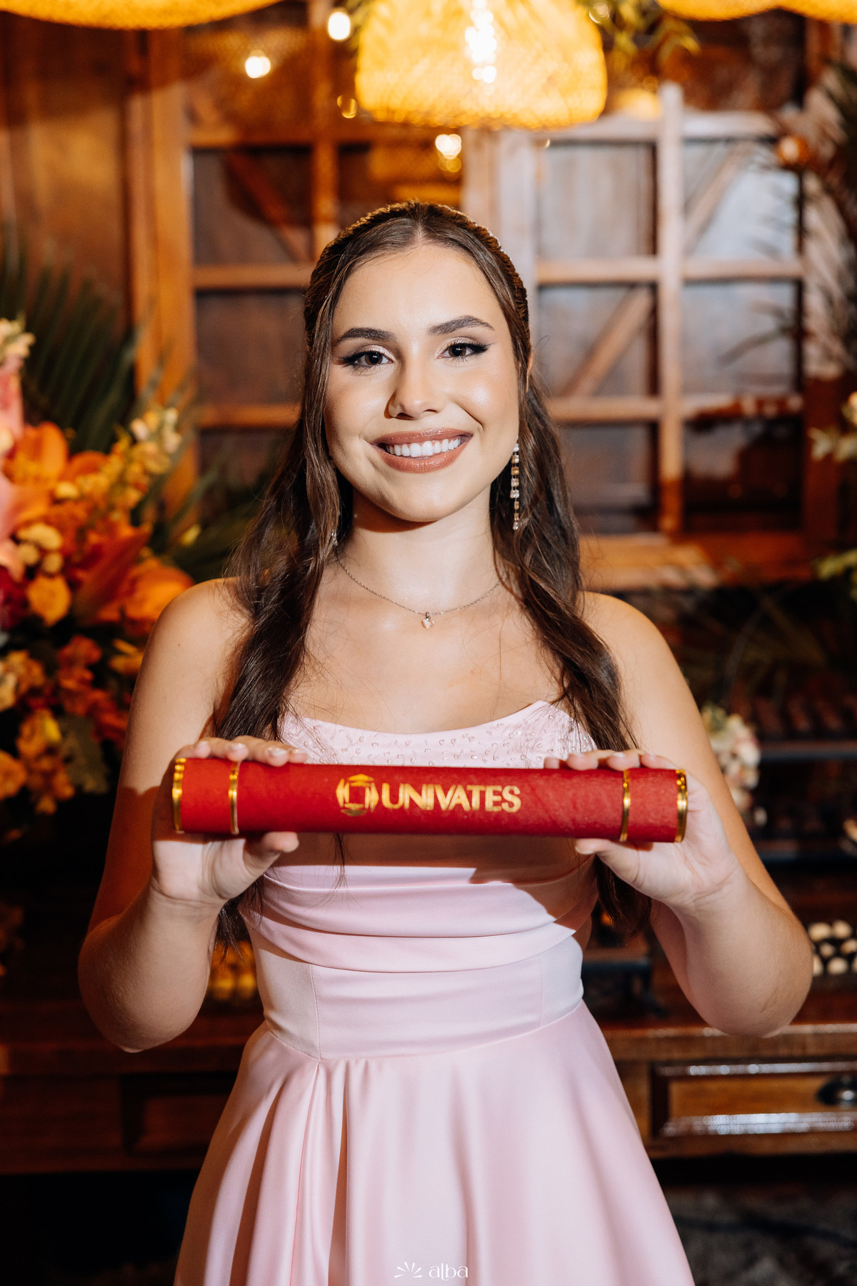 Retrato de Ana Pellini com o diploma da Univates durante sua festa de formatura na Casa Irmando, em Lajeado RS.