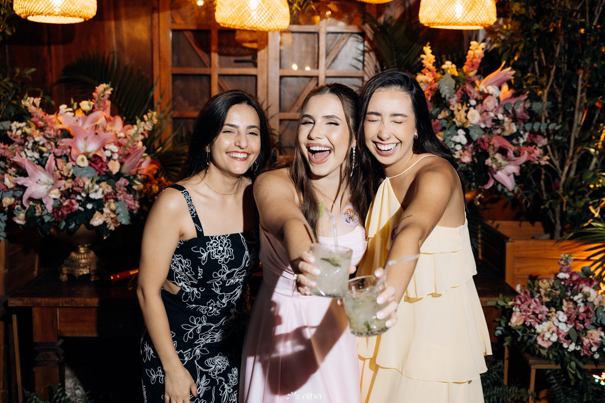 Ana Pellini brindando com amigas durante sua festa de formatura na Casa Irmando | Registro espontâneo pelo Alba Estúdio.