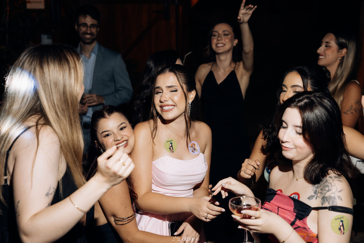 Ana Pellini dançando e comemorando com amigas durante sua festa de formatura na Casa Irmando, em Lajeado RS.