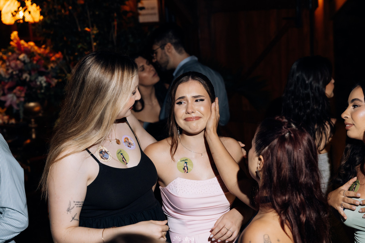 Momento de emoção entre Ana Pellini e suas amigas durante a festa de formatura na Casa Irmando | Fotografia Alba Estúdio.
