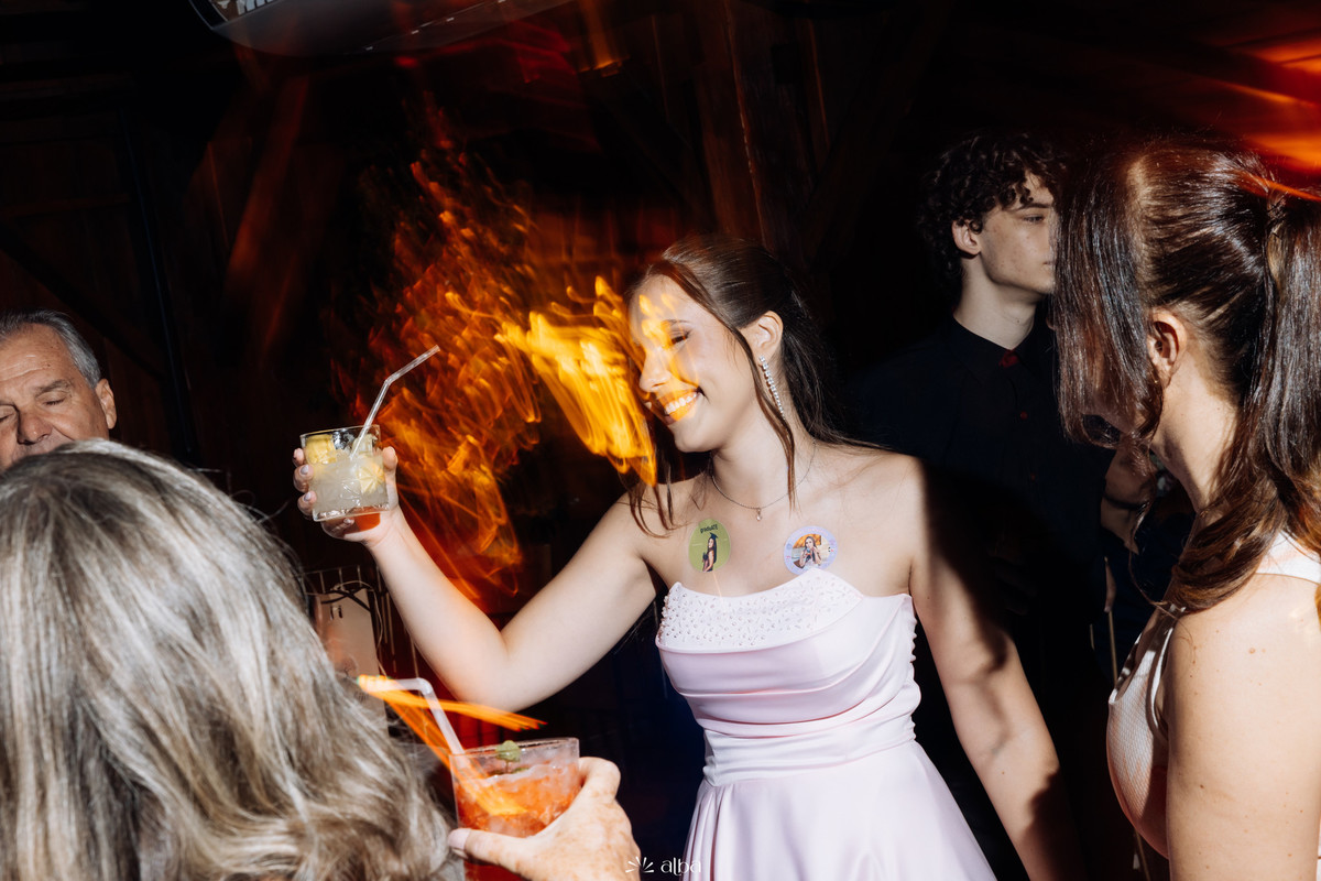 Ana Pellini celebrando com os convidados durante sua festa de formatura na Casa Irmando, em Lajeado RS | Fotografia Alba Estúdio.