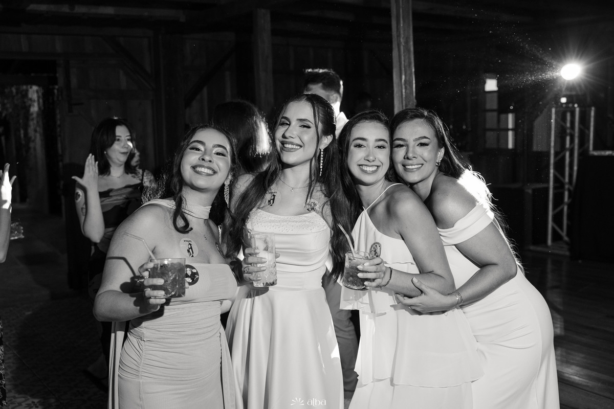 Ana Pellini reunida com amigas durante sua festa de formatura na Casa Irmando, em Lajeado RS | Fotografia espontânea pelo Alba Estúdio.