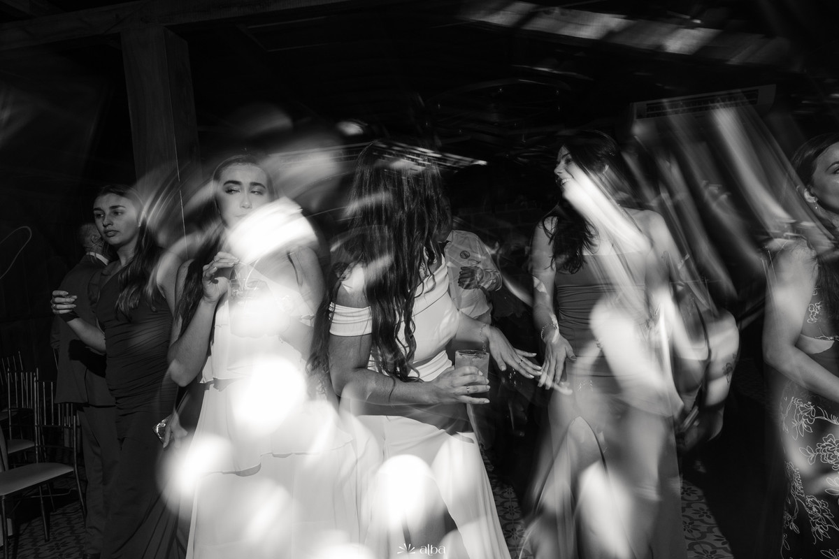 Movimento da pista de dança em fotografia criativa em preto e branco na festa de formatura de Ana Pellini | Alba Estúdio.