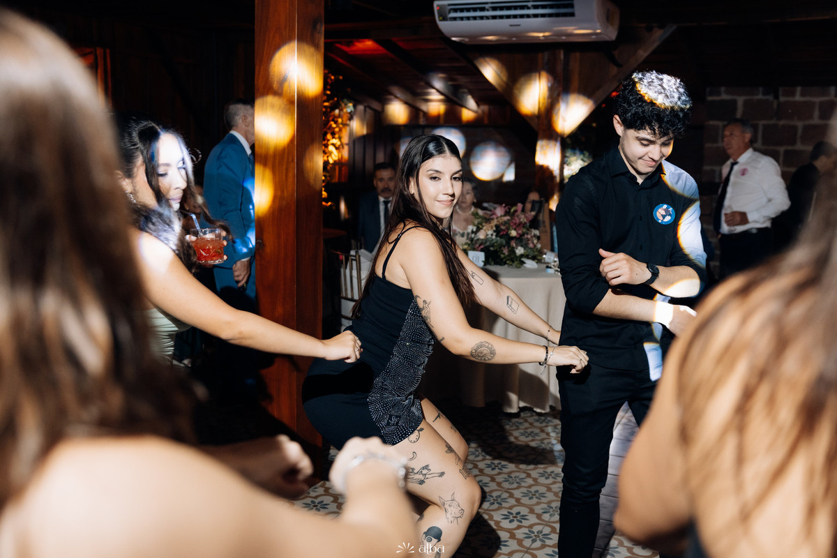 Convidados dançando e aproveitando a festa de formatura de Ana Pellini na Casa Irmando, em Lajeado RS.