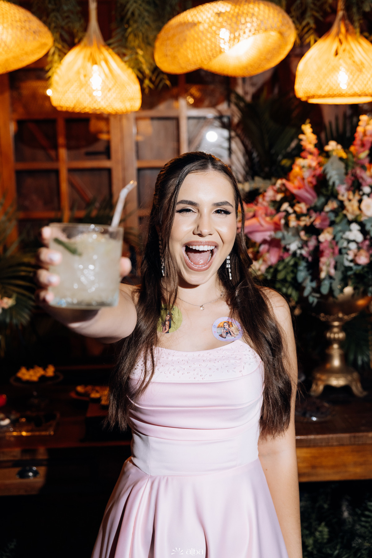 Ana Pellini brindando e comemorando sua formatura na Univates durante a festa realizada na Casa Irmando | Alba Estúdio.