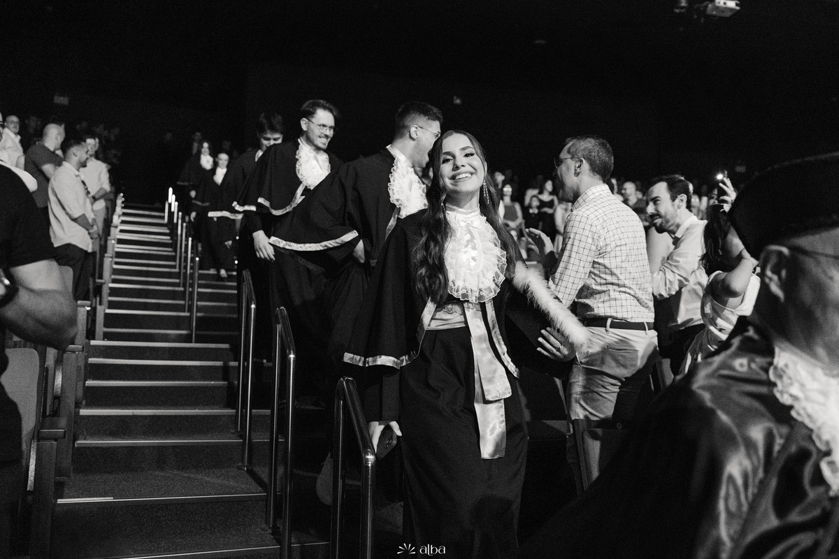Ana Pellini entrando sorridente no auditório durante a cerimônia de colação de grau da Univates | Fotografia Alba Estúdio.