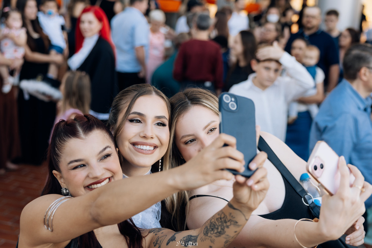 Ana Pellini registrando uma selfie com amigas após a cerimônia de formatura na Univates, em Lajeado RS.
