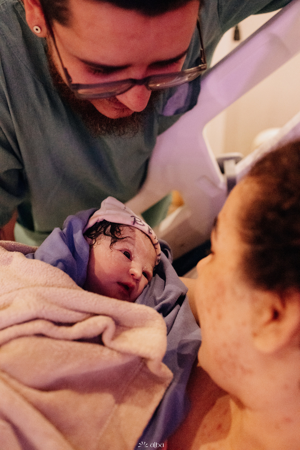 Primeiro encontro de olhares entre mãe, pai e bebê logo após o nascimento no Hospital Bruno Born, em Lajeado. Registro por Alba Estúdio.
