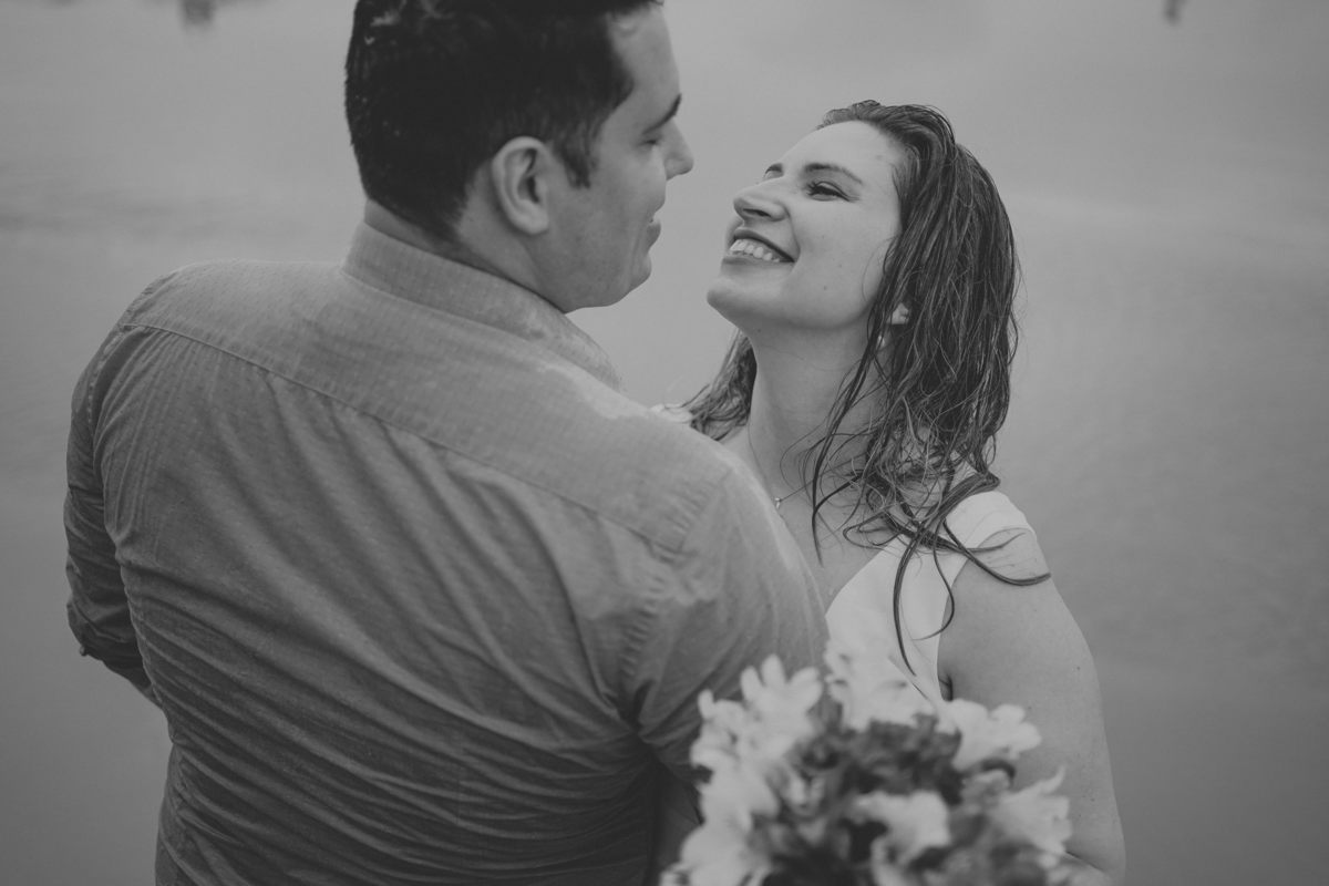 ensaio praia casal romantico roberto thayse